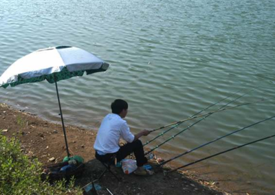 80后偷釣甩竿觸碰高壓線竿被燒毀人被擊傷|釣魚|釣魚竿|傷者_新浪新聞