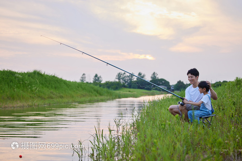 年輕爸爸帶著兒子戶(hù)外釣魚(yú)