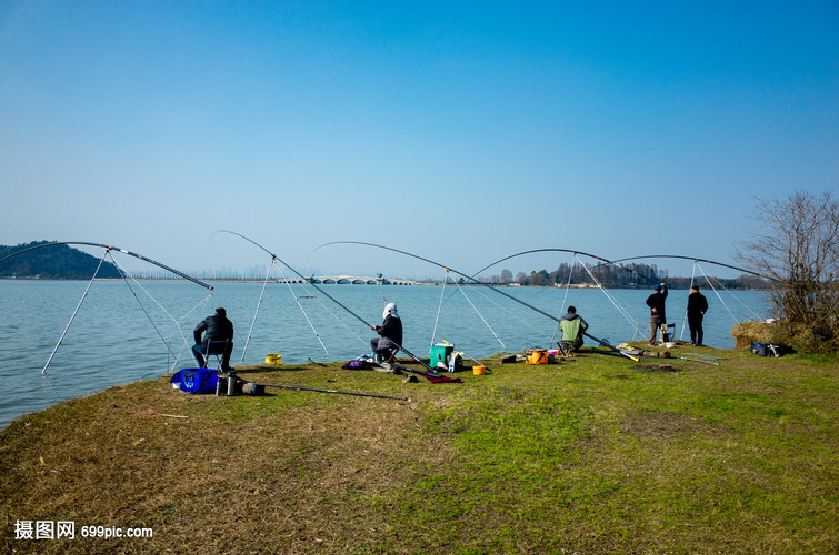 東湖邊垂釣的人