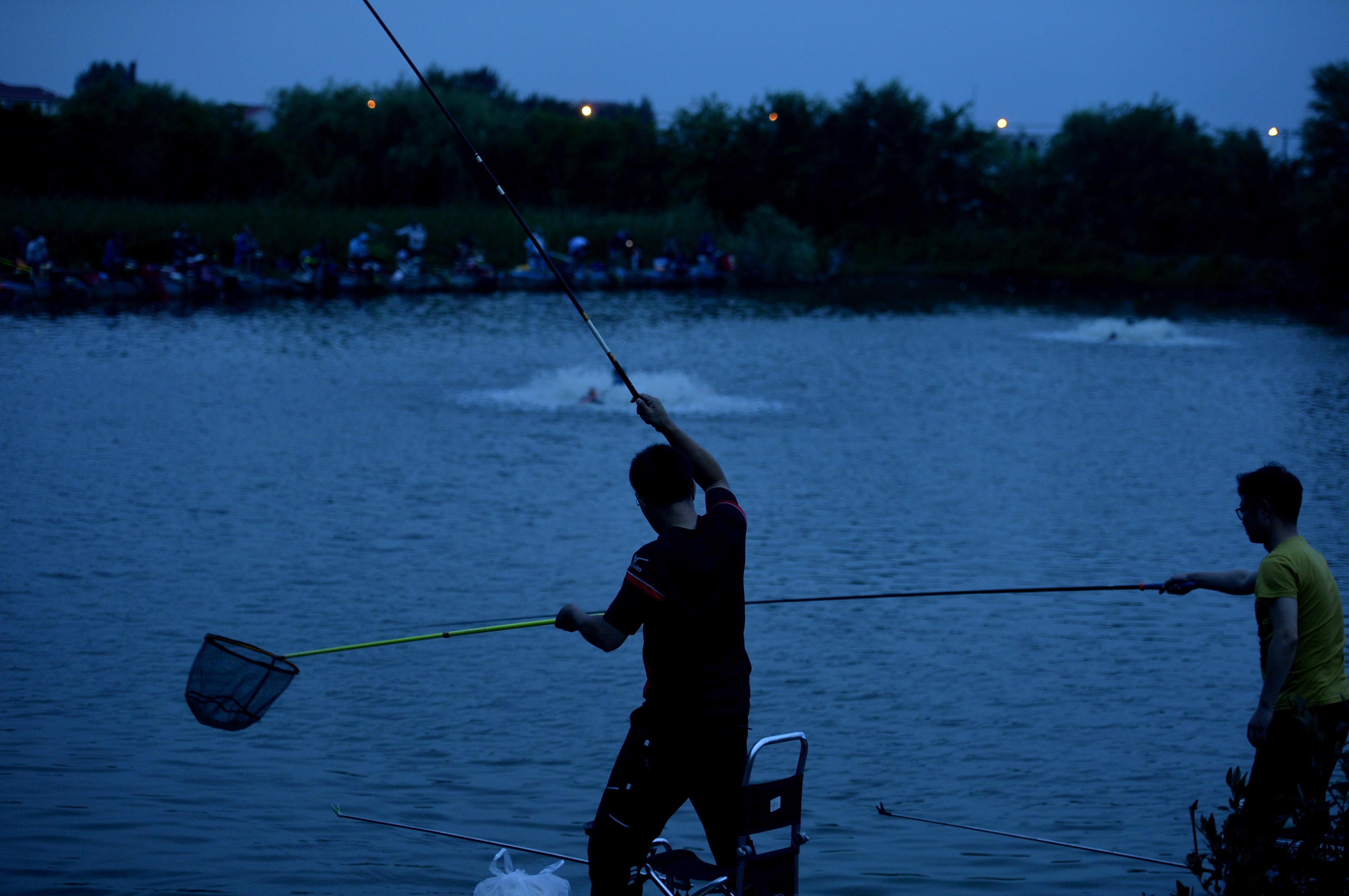 數(shù)十名夜釣人連排坐:不懼蚊蟲叮咬搏大魚