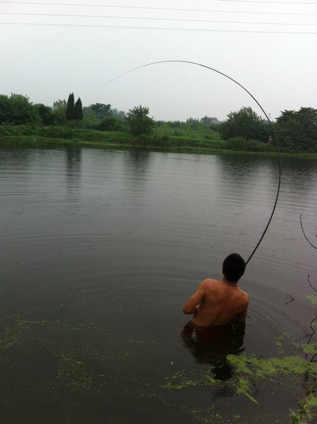 釣魚搞笑圖片,一般人理解不了那些釣魚神人!
