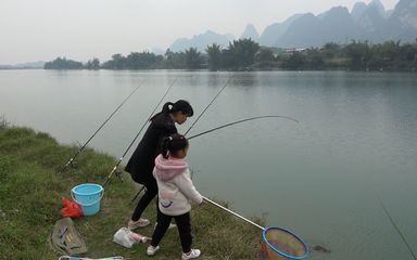 阿雪帶小美女江邊釣魚,竟然喜獲這種極品魚,樂壞了