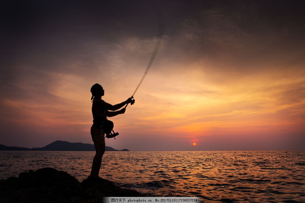 夕陽下釣魚的男人圖片