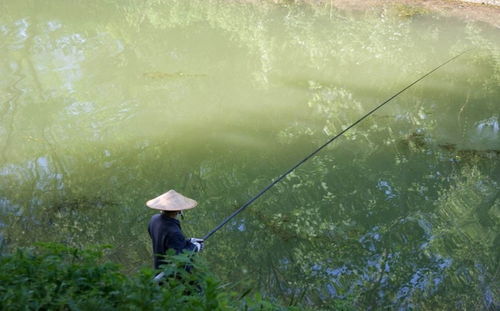 釣魚人少抽幾包煙,也要拿下這幾件裝備,釣魚時不遭罪