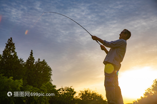 中年男人釣魚