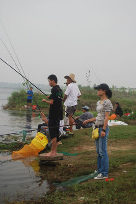野河邊釣魚人絡(luò)繹不絕,每人能釣上百來條