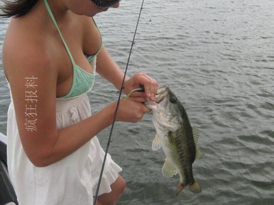 [美女愛釣魚]美女也來釣魚,內(nèi)急了怎么辦?